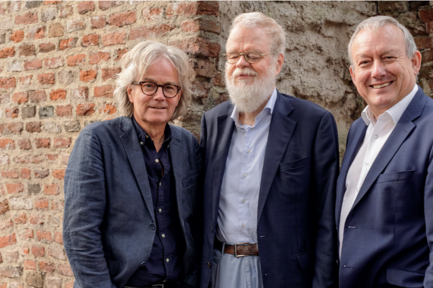 Geerle van der wijk clemens hogenstijn en harry webers voor de stadsmuur in Deventer